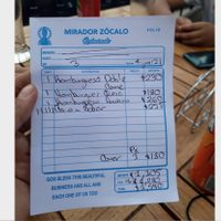 Denuncian estafas y abusos en restaurantes con terraza en el Zócalo