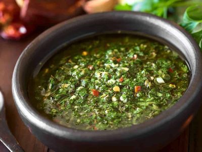 No falla: la receta más fácil del chimichurri casero que podés guardar en la heladera