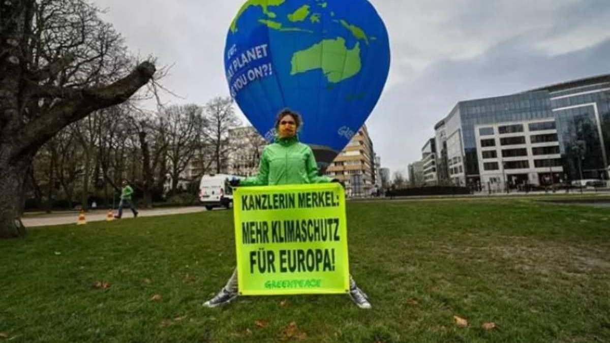 La protesta de activistas de Greenpeace en Bruselas