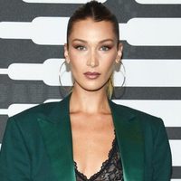 ¡Al estilo retro! Bella Hadid se sumó a las artistas que revivieron un famoso look de los años '90