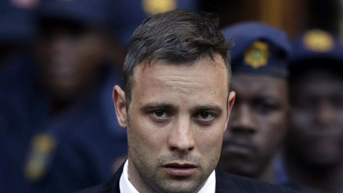 Oscar Pistorius, abandona el Tribunal Superior de Pretoria, Sudáfrica, tras la vista de su sentencia, el 15 de junio de 2016