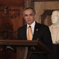 Ruegan a Mancera se afilie al PRD; él se niega