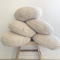 Con un trozo de cartón y esta idea increíble, hacé el almohadón más aesthetic y confortable sin gastar una fortuna