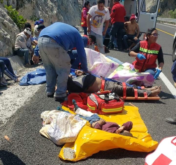 Vuelca camión de pasajeros que asistieron a mitin de Sheinbaum; hay 11 muertos y 30 heridos
