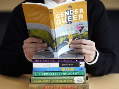 Bibliotecas de EU ven intentos récord de prohibir libros