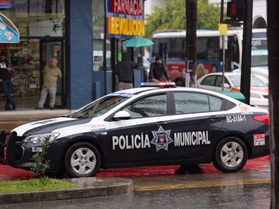 Frente a su familia, sicarios ejecutan a empresario hotelero en una plaza de Tijuana