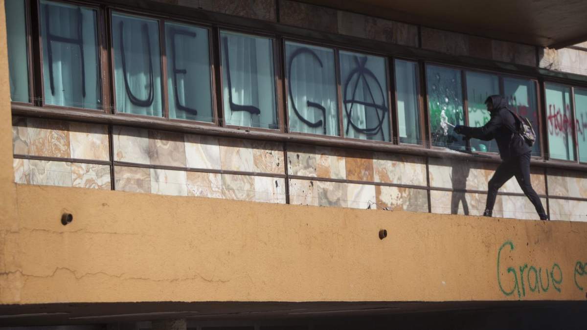 Estudiantes rompen vidrios en la torre de Rectoría