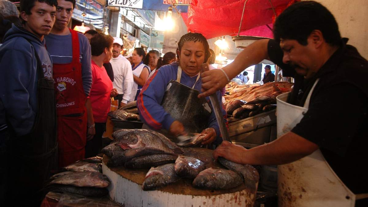 Venta de pescado en el mercado de la Nueva Viga al oriente de la Ciudad de México