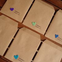 No las tires: convertí las bolsas de papel vacías en estos lindos sobres para completar tus looks