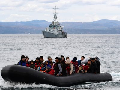 Guardia costera griega rescata a casi 80 migrantes en el Mar Egeo