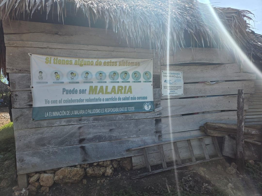 Anuncios de enfermedades que aún persisten en el campamento migrante Malaria.  Foto Claudia V. Arriaga Durán