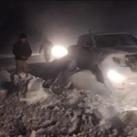 En medio del temporal de nieve, tres mujeres bomberos rescataron a los ocupantes de una camioneta en Villa Pehuenia