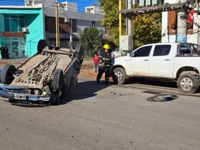 Un auto volcó en el Casco Viejo de Centenario tras chocar contra una camioneta estacionada