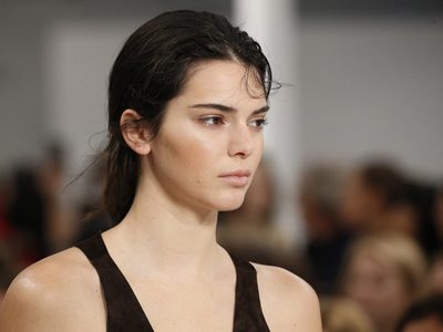 ¡DIOS MIO! Kendall Jenner recuerda su look más polémico y... ¿Qué opinas?