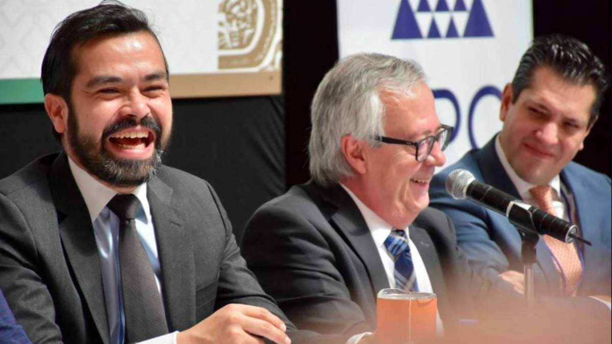 Carlos Urzúa (centro) con diputados de Movimiento Ciudadano