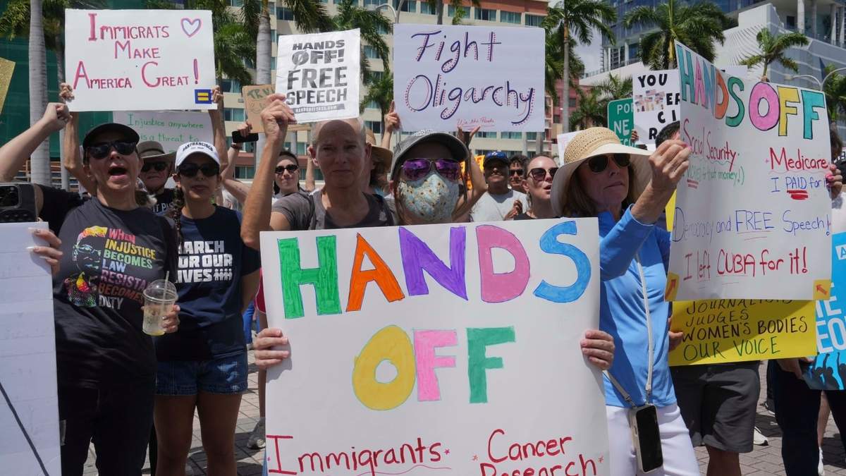 Manifestantes llevan carteles y corean consignas contra las políticas del presidente Donald Trump y Elon Musk en Miami