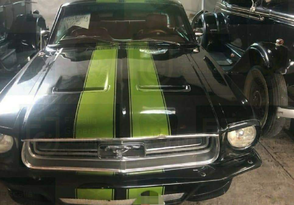 Los autos y arte decomisados en una casa de Raymundo Collins. Foto: FGJCDMX