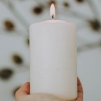 Rituales: los atributos "mágicos" al prender una vela blanca que tenés que conocer para atraer abundancia