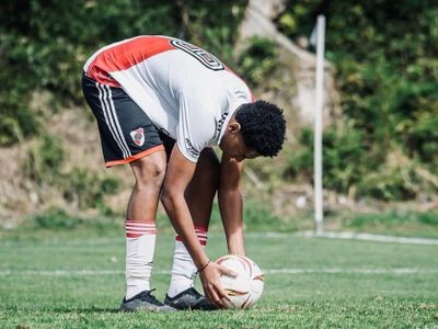 La nueva figura del fútbol argentino: el delantero nigeriano que la rompe en las inferiores de River