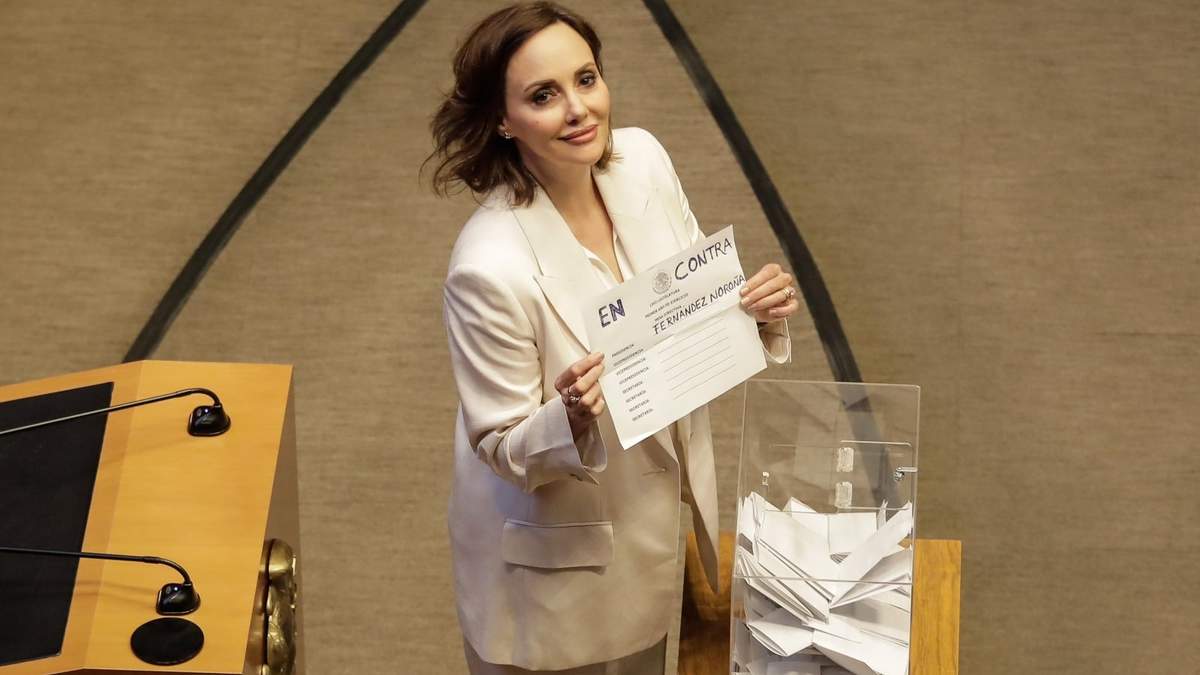 Lilly Téllez en el momento de emitir su voto