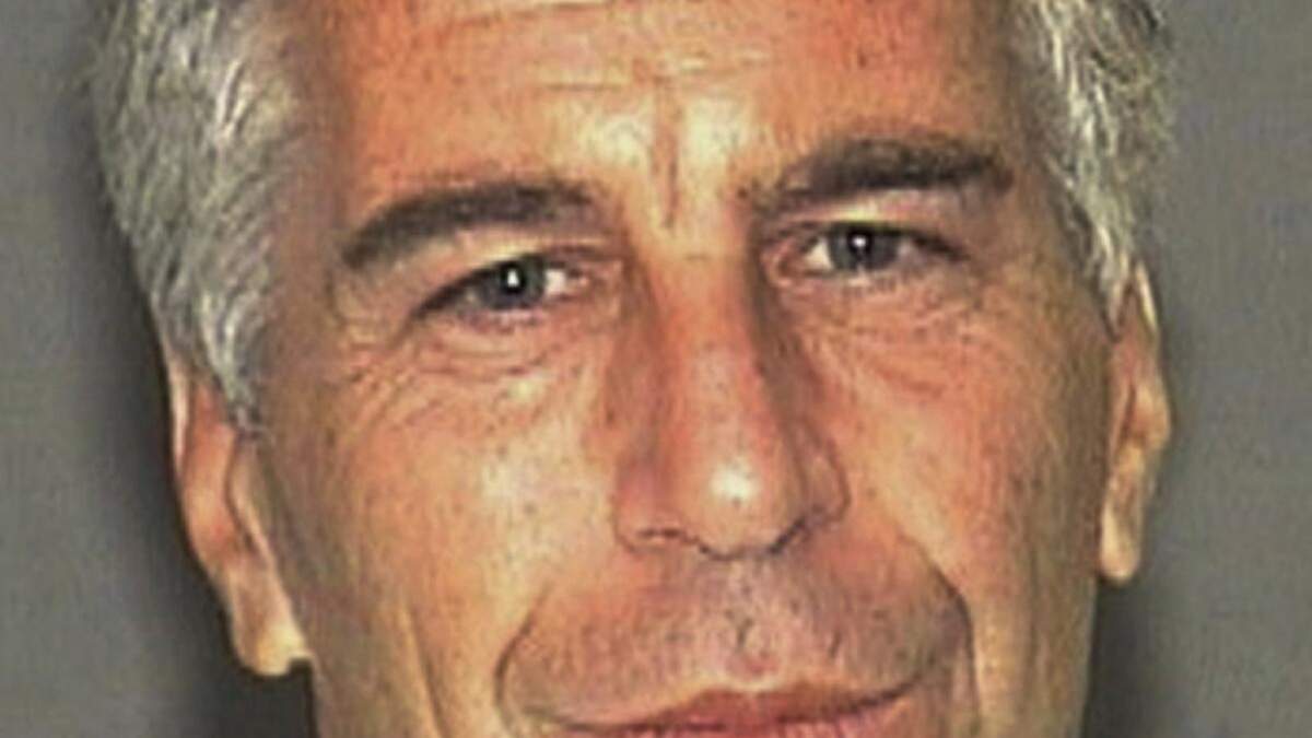 Jeffrey Epstein, el financista estadounidense que fue acusado de abuso sexual de menores y que murió en la cárcel. Foto del arresto, el 27 de julio de 2006