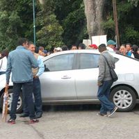 Trabajadores del Colegio de Bachilleres de Michoacán bloquean vía para exigir pagos