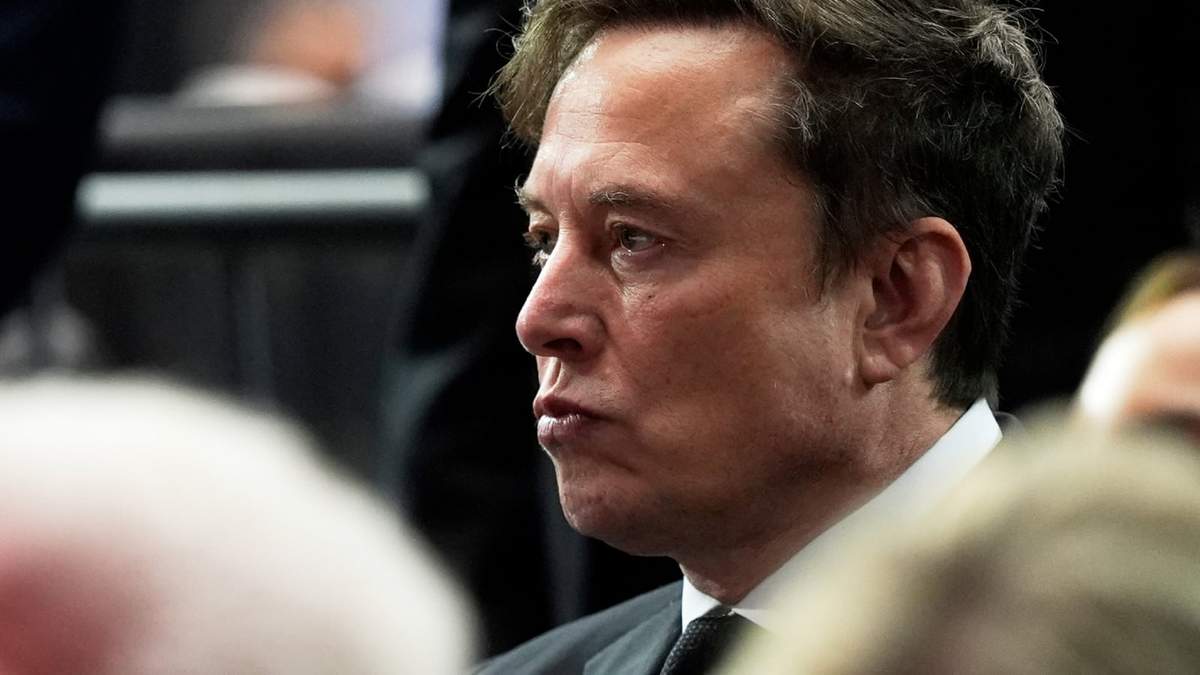 Elon Musk asiste a un funeral por el activista conservador Charlie Kirk, el domingo 21 de septiembre de 2025, en el State Farm Stadium en Glendale, Arizona