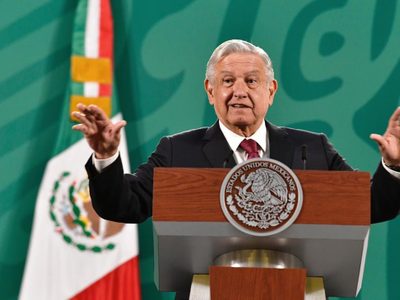 AMLO vuelve a reprochar "violencia" en movilización feminista, pero pide no perseguir a nadie
