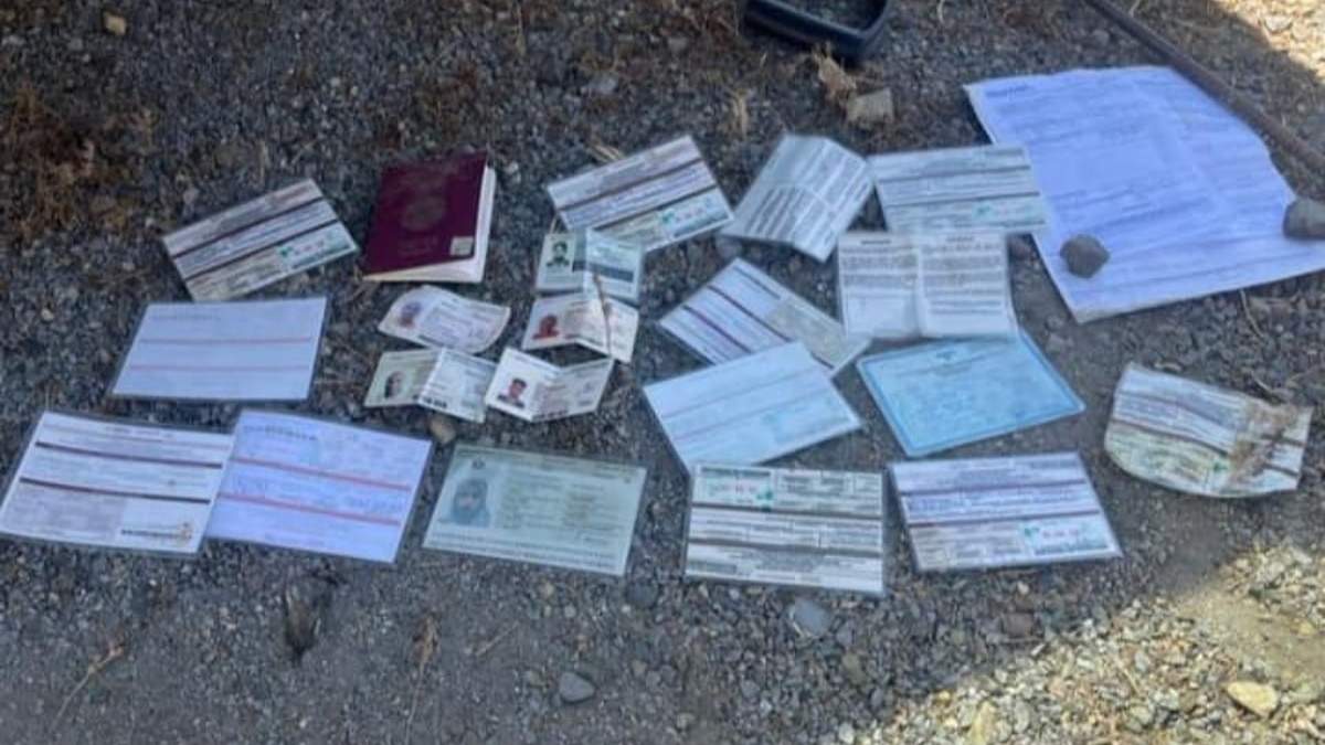 Documentos hallados junto con los cadáveres