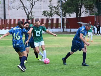 "Juego de Leyendas": Exfutbolistas y diputados se enfrentan en partido