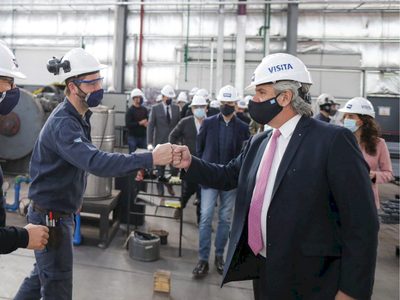 “A seguir trabajando que la Argentina tiene mucho para dar”: Alberto Fernández desde la empresa Ball