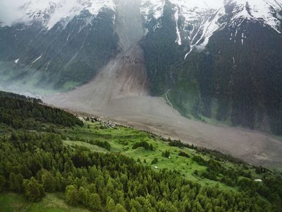 Un pueblo suizo quedó sepultado por el derrumbe de un glaciar (Videos)
