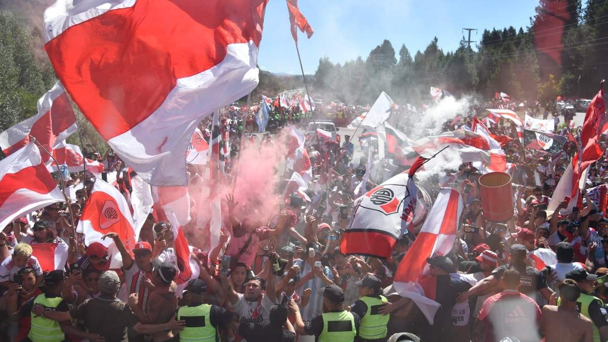 Los hinchas llenaron las calles de San Martín para recibir al millonario. Fuente: (X)