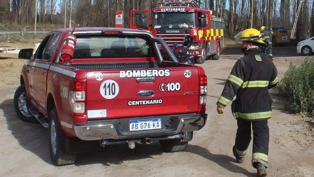 Los bomberos voluntarios de Centenario también trabajan en Vista Alegre. Fuente: (Twitter)