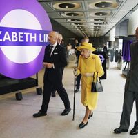 Isabel II acudió por sorpresa a un acto en el metro de Londres