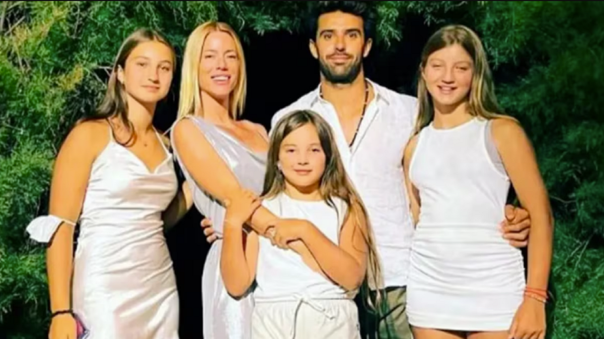 Nicole Neumann, sus hijas y Manu Urcera. Fuente. (Instagram)
