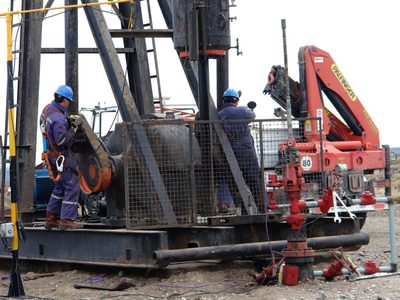 ¡Tragedia salarial! Petroleras imponen una reducción del 50% en los haberes de sus empleados