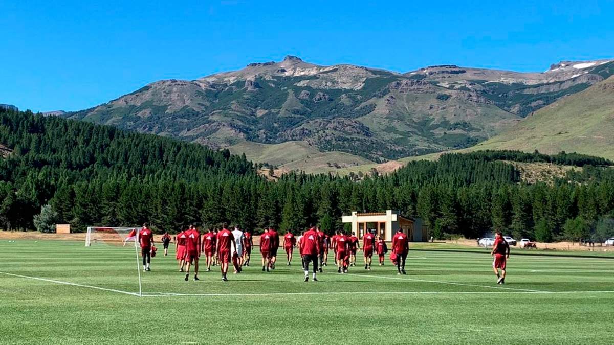 El plantel de River Plate en su última visita a San Martín de los Andes en 2020. Fuente: (Twitter)