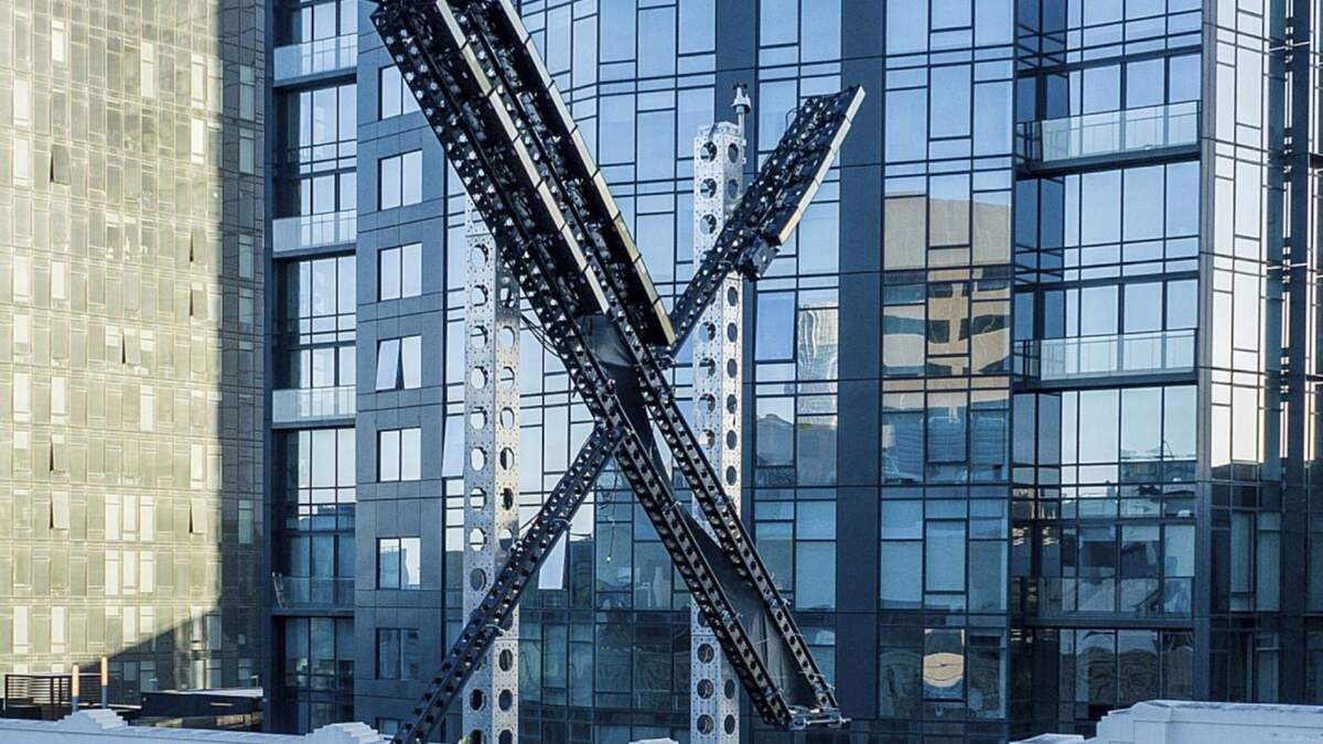 Un letrero de X en la sede de la red social en San Francisco