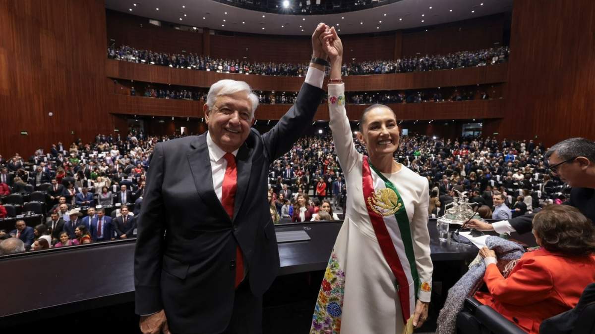 Sheinbaum y AMLO durante la entrega de la banda presidencial