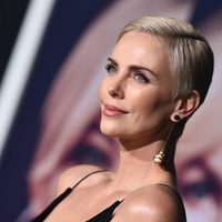 ¿Falta de modestia? El ostentoso collar que lució Charlize Theron en los Oscar 2020