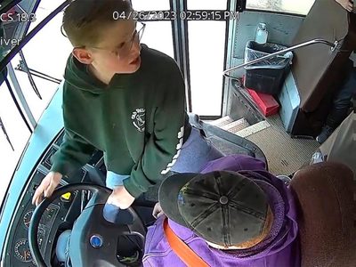 Niño detiene autobús al desmayarse la conductora (Video)