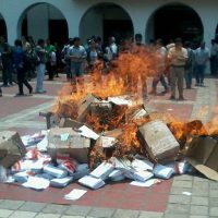 Maestros de Chiapas queman tarjetas bancarias; exigen su pago en cheques