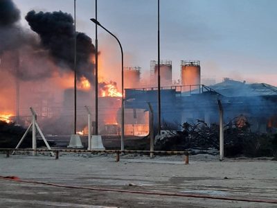 Por el incendio en la refinería, el sindicato petrolero lanzó un paro total de actividades