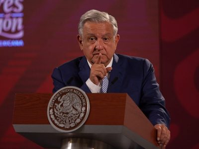 AMLO admite que se cancelaron 21 órdenes de aprehensión por caso Ayotzinapa