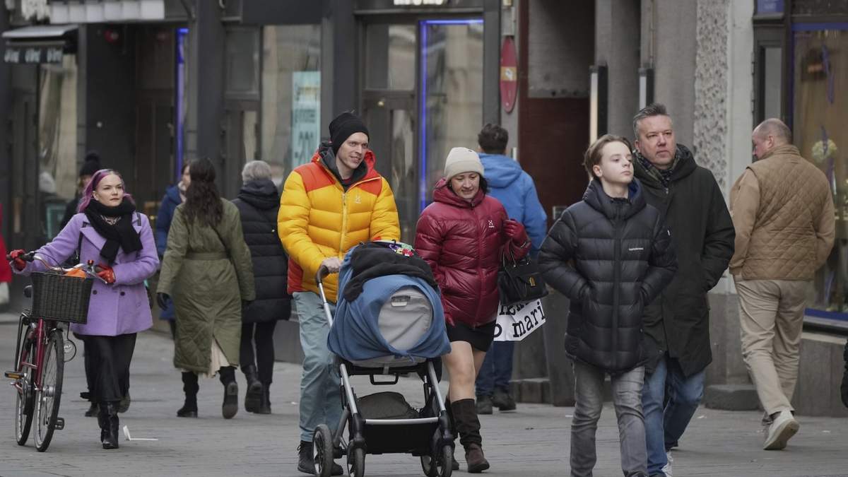Personas caminan en una calle de Helsinki, Finlandia