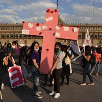 Unas de manera pacífica, otras con bates y bombas molotov… todas las mujeres exigen justicia