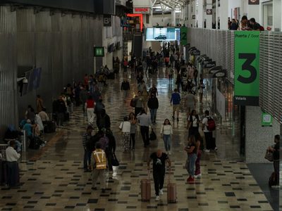 Alerta para mexicanos: revisan eliminar la exención de visa para viajeros a Europa