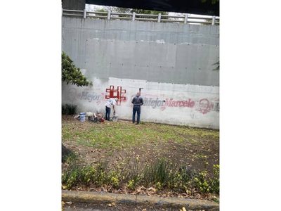 Ebrard reclama a hombres que borraron su propaganda de una barda y pintaron “#EsClaudia” (Video)