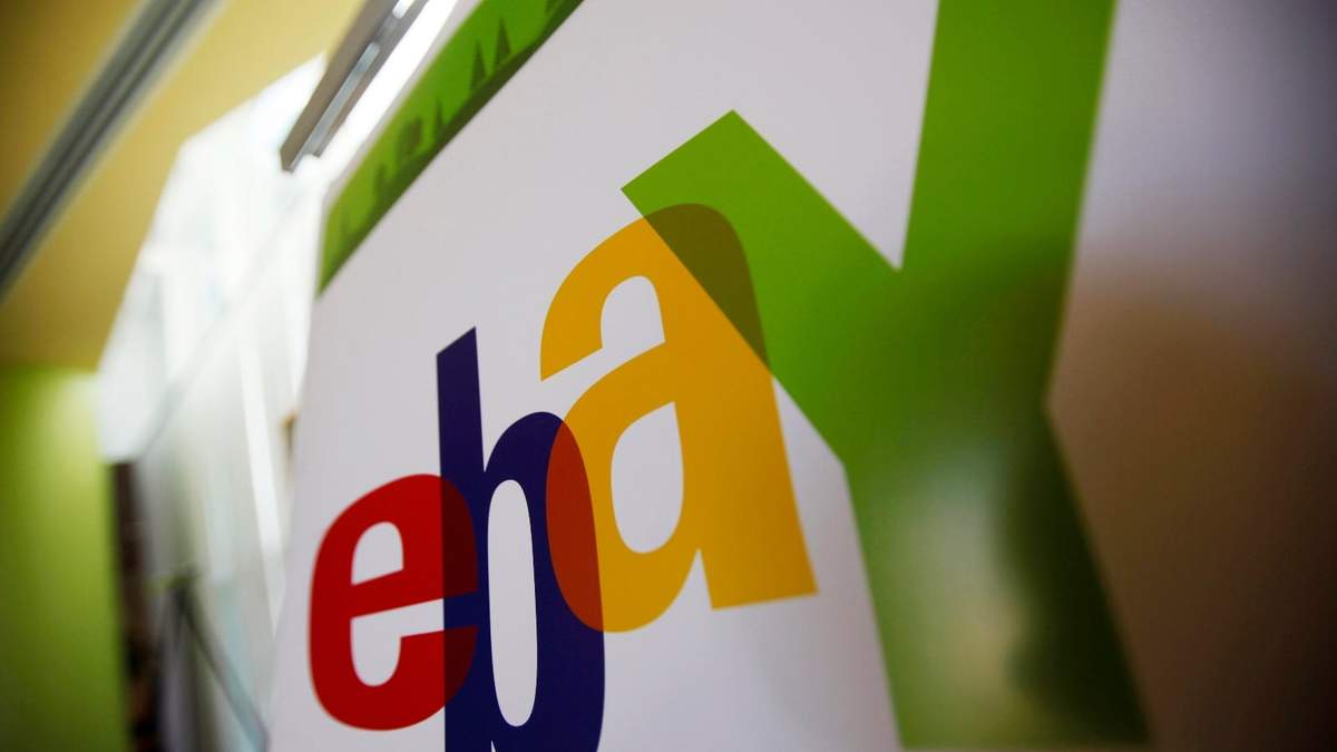 Logo de eBay en sus oficinas en San José, California
